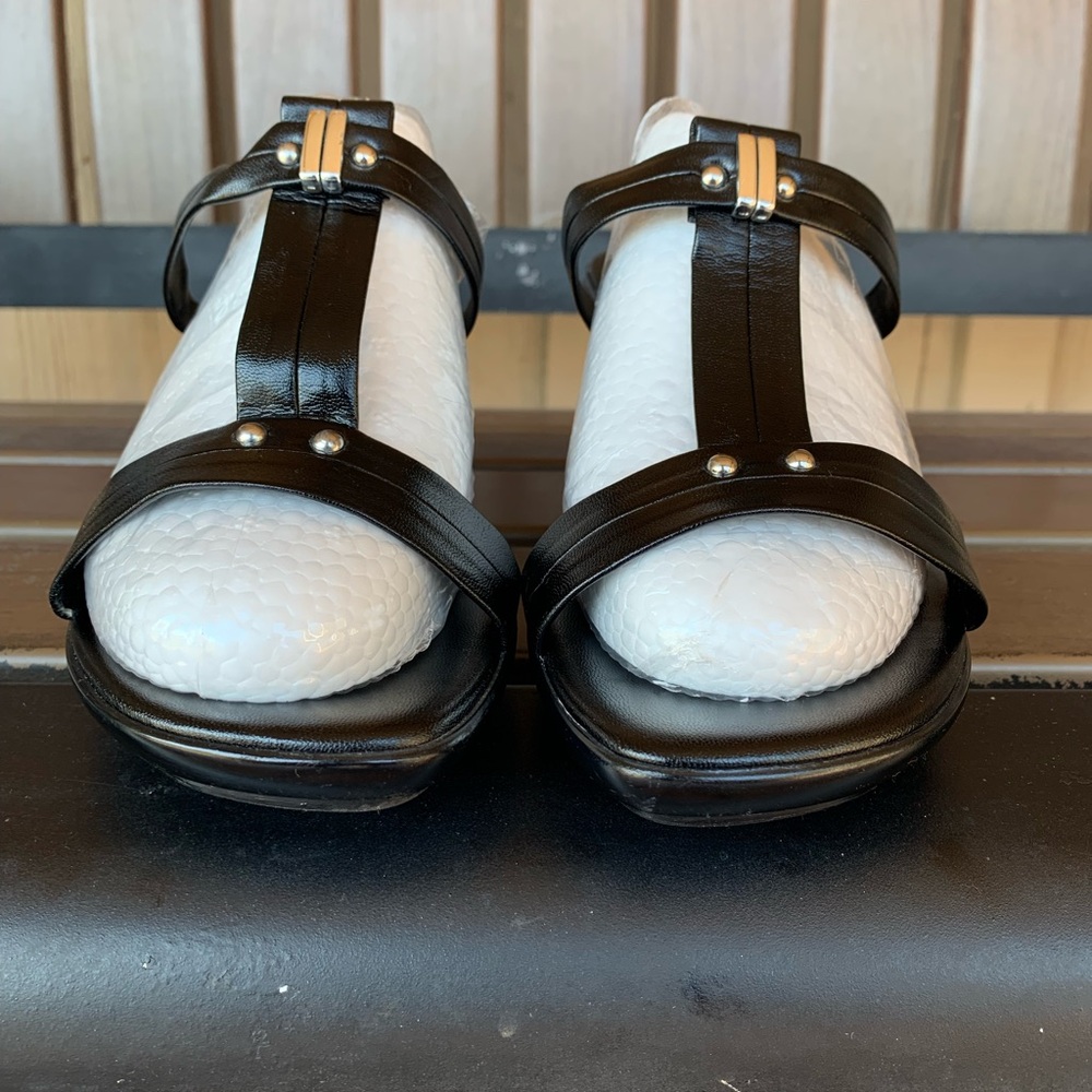 Italian Shoemakers Made In Italy Black Wedge Sandals Size 7 1/2 M Silver Accents - Picture 2 of 11